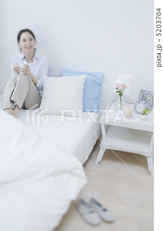 ベッドに座る女性 5203704