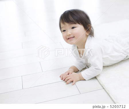 床に寝そべる女の子 床に寝そべる女の子 5203712