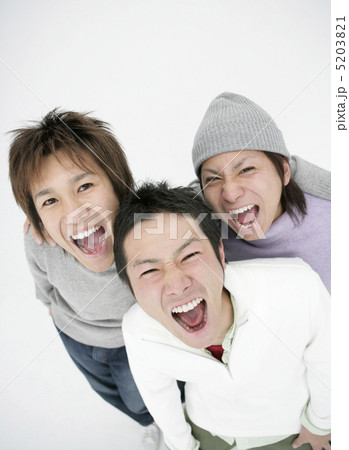 大声で叫ぶ若者男性 5203821