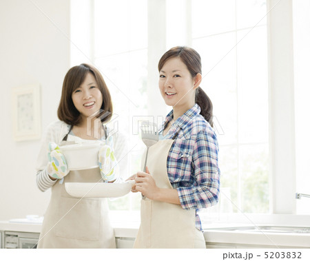 キッチンに立つ二人の女性 5203832