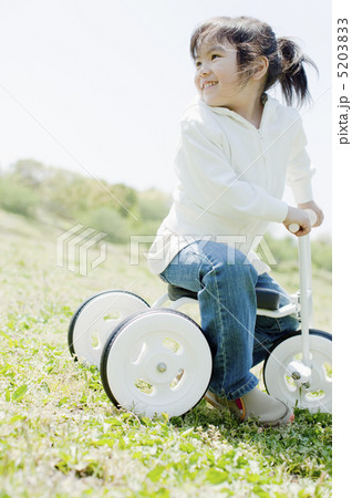 三輪車に乗る女の子 5203833