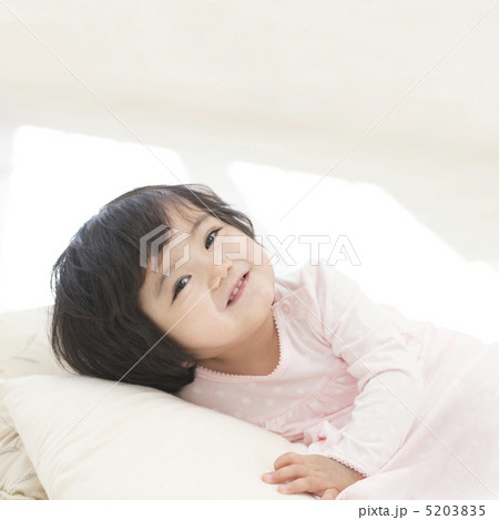 クッションの上に寝転ぶ女の子 5203835