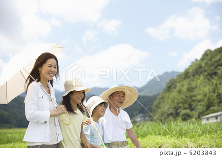 笑顔の家族 5203843