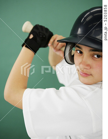 バットを持つ野球少年 5203858