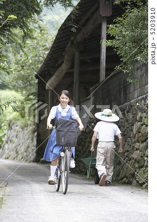 自転車に乗る中学生 5203910