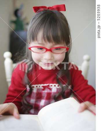 本を読む女の子 本を読む女の子 5203938