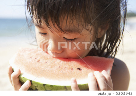 スイカを食べる女の子 5203942