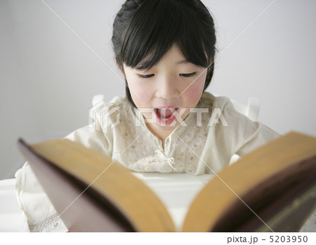 本を読む女の子 5203950