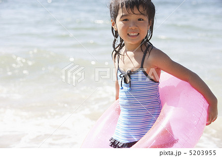 浮き輪を持った女の子 5203955