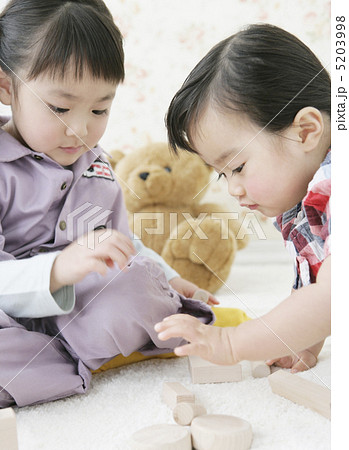 積み木で遊ぶ子供 5203998