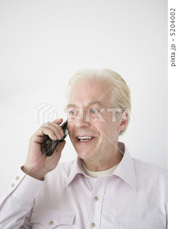 携帯電話で話す白人男性 5204002