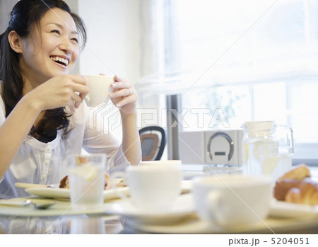 ティーカップを持つ女性 5204051
