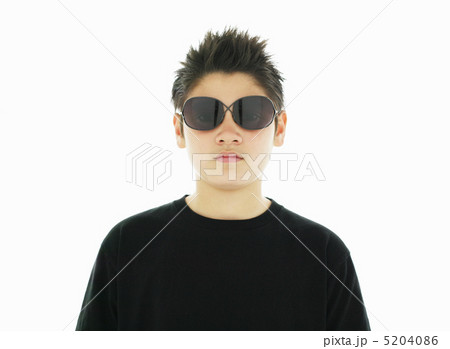サングラスをかけた男の子 5204086