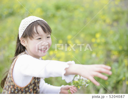 花を摘む笑顔の女の子 5204087