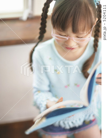 本を読む女の子 本を読む女の子 5204111