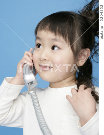 受話器を持つ女の子 5204252