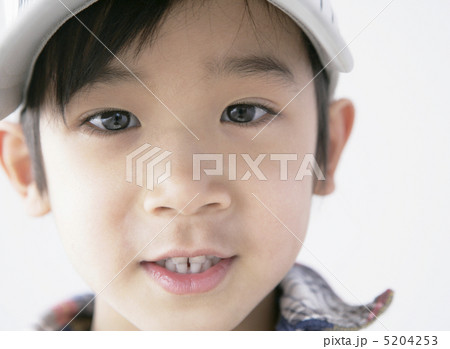 白い野球帽の笑顔の少年 5204253