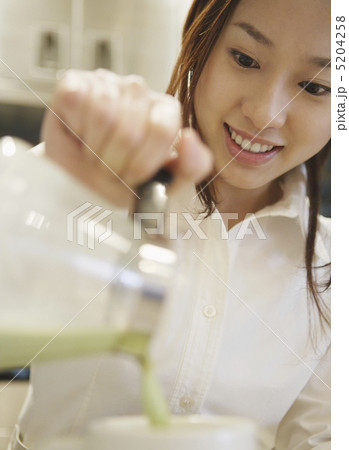 飲み物を注ぐ女性 飲み物を注ぐ女性 5204258