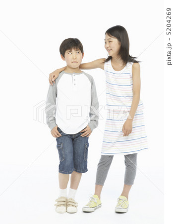 肩を組む男の子と女の子の写真素材