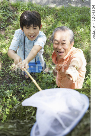 虫取りをして遊ぶ孫と祖父 虫取りをして遊ぶ孫と祖父 5204304