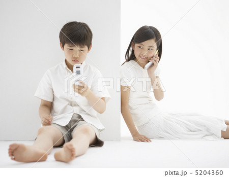 携帯電話を持った男の子と女の子 5204360