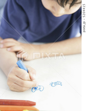 寝転んでオイルパステルで絵を描く少年 寝転んでオイルパステルで絵を描く少年 5204415