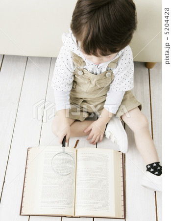 虫メガネで遊ぶ子供 5204428