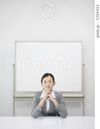 ホワイトボードの前で腕を組む女性 5204452
