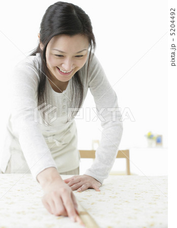 定規で布を計る女性 5204492