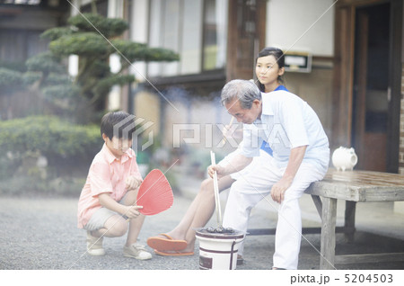七輪で魚を焼く祖父と孫 5204503