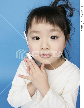 携帯電話を持つ女の子 5204519