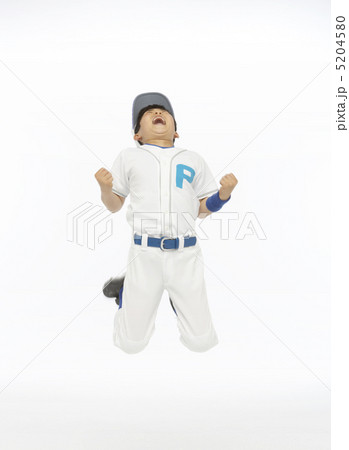 ガッツポーズをしてジャンプする野球少年 5204580