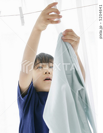 洗濯物を干す少年 5204641