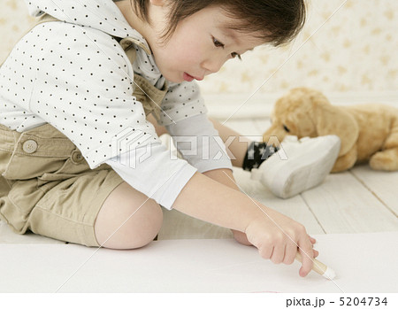 床に落書きをする男の子 5204734