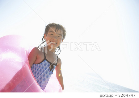 浮き輪を持った女の子 5204747