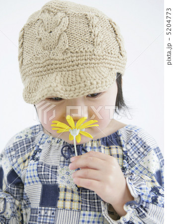 黄色い花を持つニット帽の女の子 5204773
