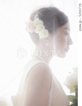 ブーケを持つウェディングドレス姿の女性 5204778