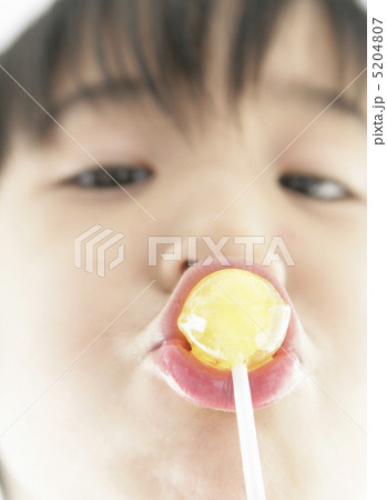 棒つきキャンディを口にする少年 5204807