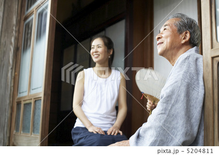 縁側でくつろぐ親子 縁側でくつろぐ親子 5204811