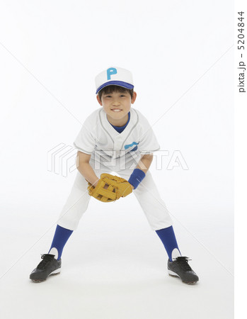 グローブを持って構える野球少年 5204844