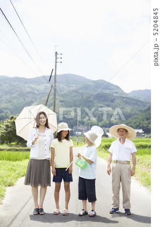 農道に並んで立つ家族 5204845