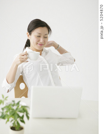 休憩をする女性 5204870