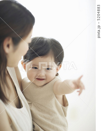 母親に抱かれた赤ちゃん 5204883