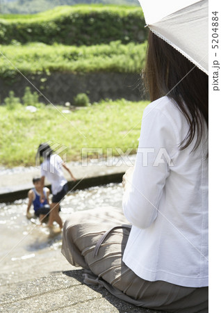 日傘をさした女性の後ろ姿 5204884
