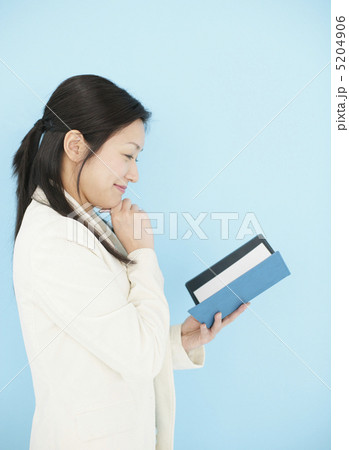 手帳を持った横向きの女性 手帳を持った横向きの女性 5204906