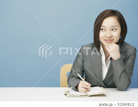 頬杖をしたスーツ姿の女性 5204912