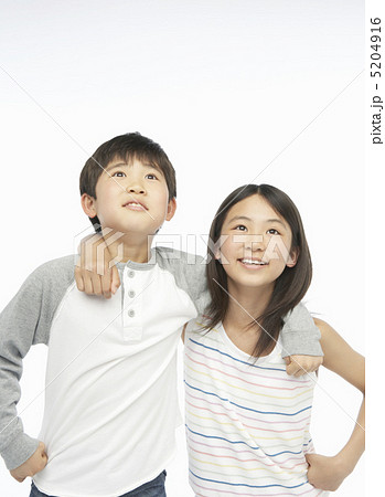 肩を組む男の子と女の子の写真素材