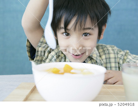 テーブルの杏仁豆腐を前に微笑む少年 テーブルの杏仁豆腐を前に微笑む少年 5204918