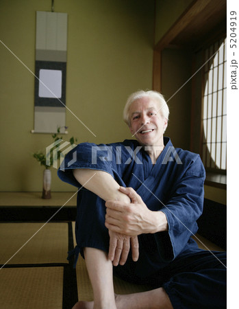 和室で寛ぐ白人男性 5204919