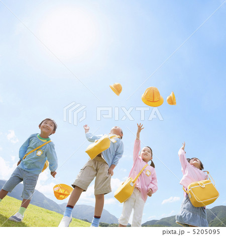 帽子を投げる幼稚園児 5205095